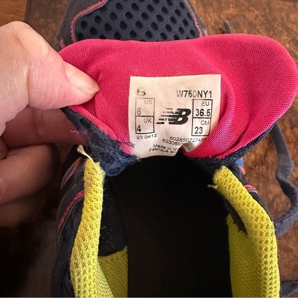 New Balance 750 V1 Sneakers Runners Vibrant Athletic Black & Yellow Size 6 - Picture 9 of 9